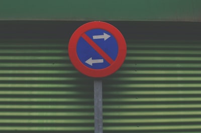 禁止向左或向右行驶的标志